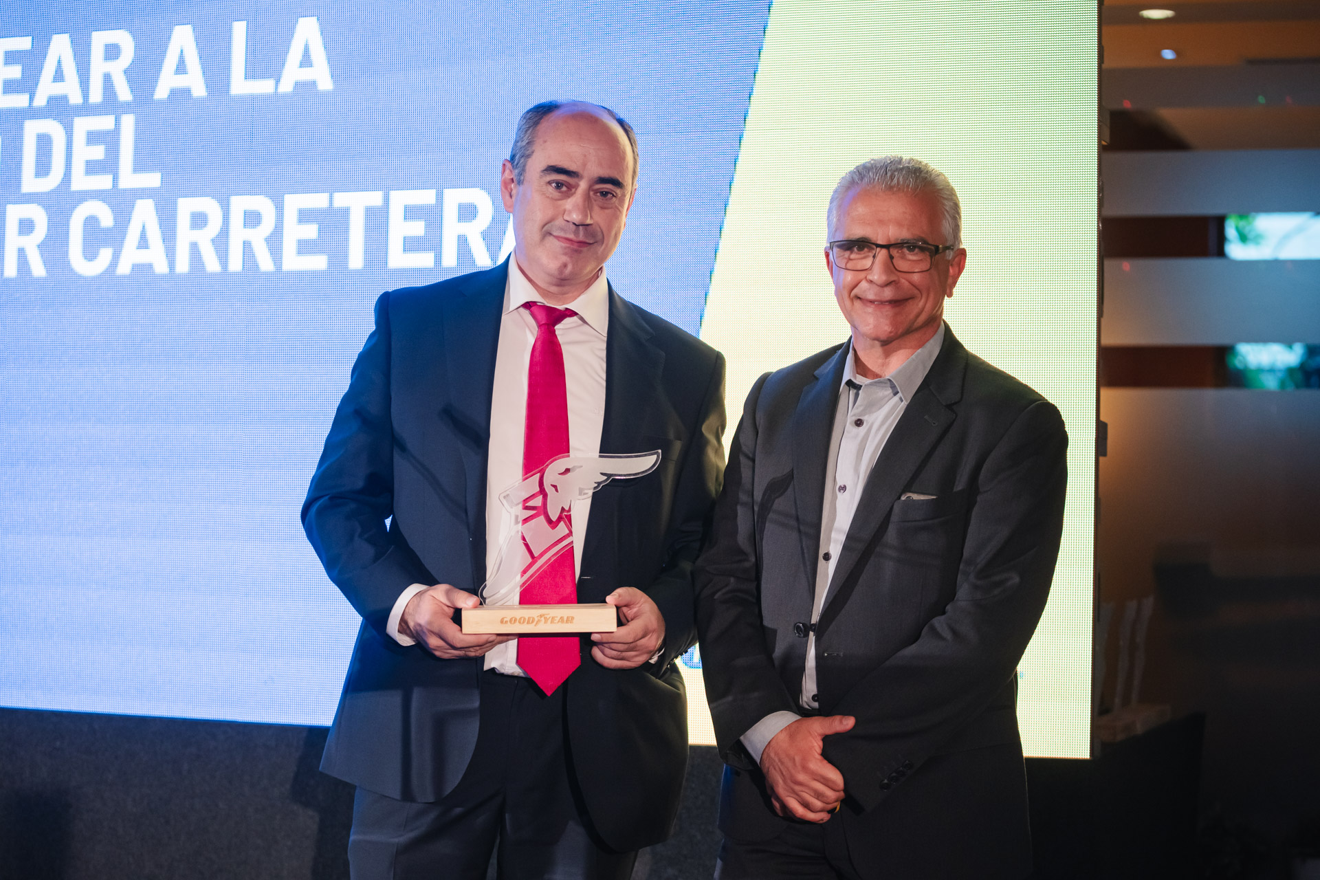 Victor Almau recibiendo el premio